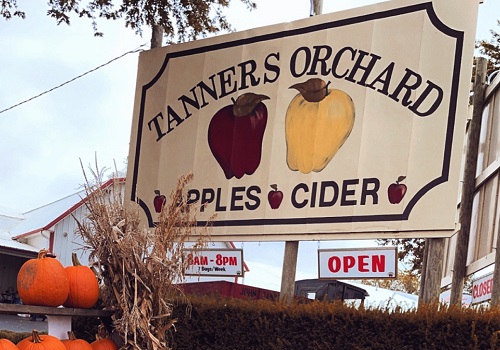 A sign for Tanners Orchard welcomes those looking for an Apple Orchard for Peru IL residents
